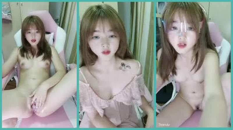 清纯系天花板甜美18无敌小萝莉水晶假屌深插全是白浆手指扣弄高潮出水小小年纪太骚了 海报