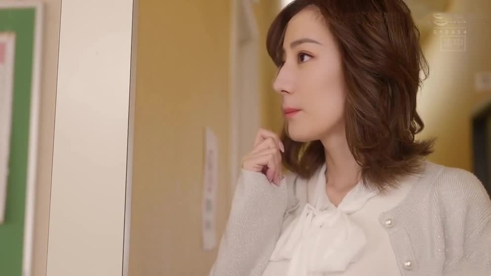 AI-迪丽热巴-失恋女教师寻求男同学的安慰 海报