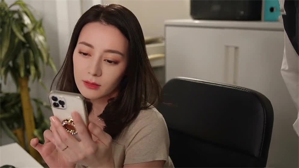 AI-迪丽热巴-热情奔放的女上司 海报