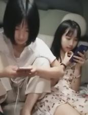 一男两女在车里呆了三个小时，他们都做了些什么？ 海报