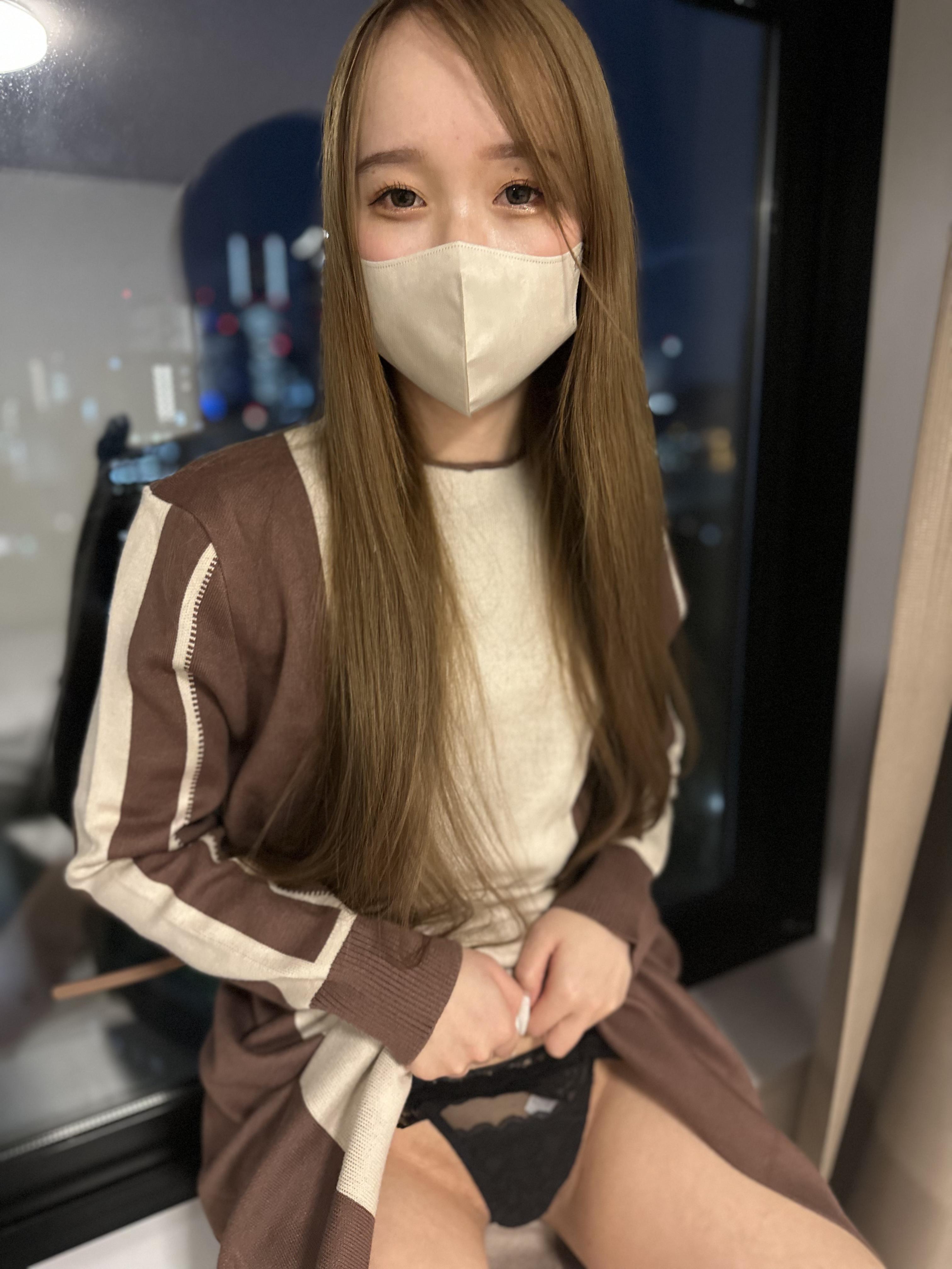 FC2-4411764 【処#女】 初撮り♡マスク剥ぎとりシレっと中出し♡『中には出さないからっ』は言葉だけ♡め 海报