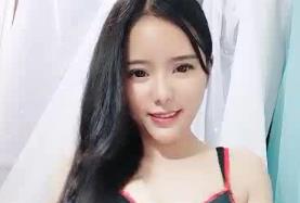 长直发巨乳妹全裸玩具自嗨！骑椅自慰玩弄蜜穴 淫水四溅玩具抽插 蜜桃臀高潮喷水 海报