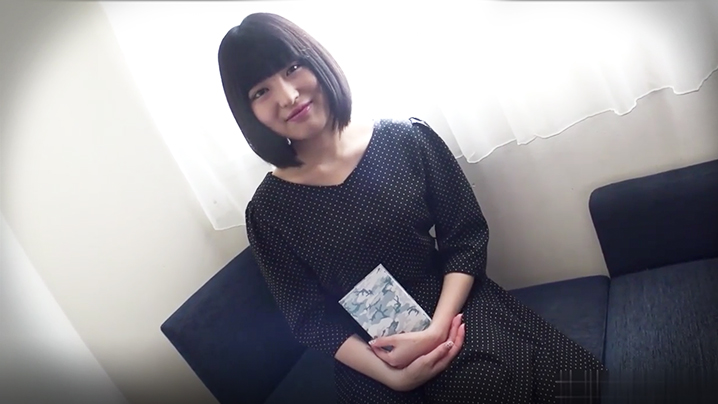 【素人援交】淫荡的小妹妹嫩肉穴终于得到继父给她的性爱满足的肉棒把她干得舒舒服服 海报