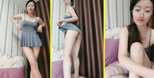 气质小骚妇深夜穿着性感的吊带跟狼友互动撩骚，露脸给狼友看逼逼，穿上性感的黑丝诱惑，自慰呻吟道具插入 海报
