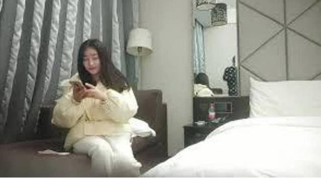 漂亮巨乳美眉啊好深小妹妹被你干痛了我不行了身材超丰满大奶子大肥臀骚逼抠的受不了被偷偷无套输出 海报