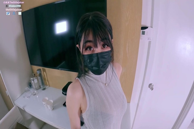 性感爆乳销售小姐姐站着被金主爸爸操到喷水 小水水 海报