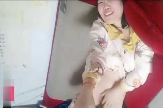 为了满足好奇心泛滥的炮友 熟女献上了口小穴和菊花 海报