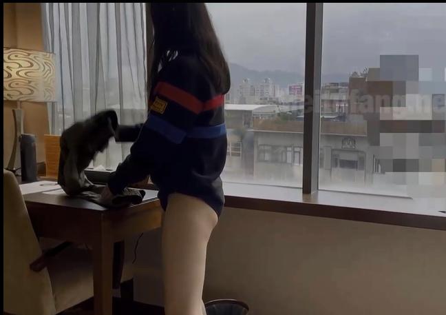 台湾酒店约炮身材丰满的大三学妹 海报