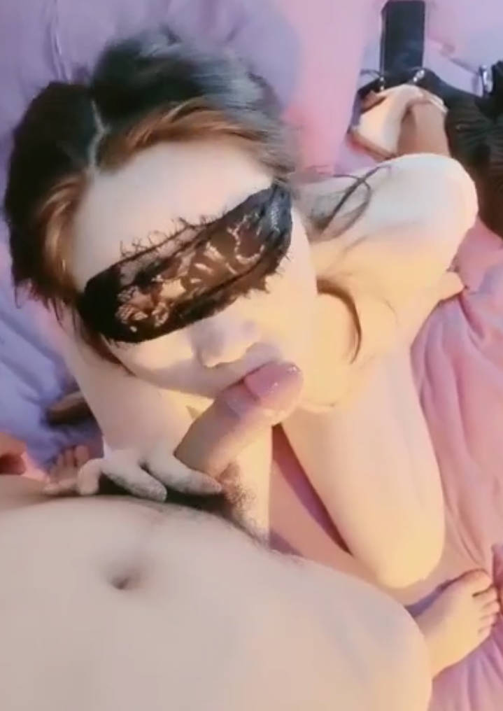 黑丝少妇让健壮小哥骑在脖子上草她小嘴，乖巧听话让小哥蹂躏，多体位爆草骚穴，抓骚奶子浪叫呻吟，精彩不断 海报