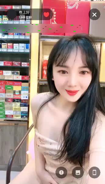 2024年4月，新人，烟酒店的老板娘，【羊羊】，生意不好做，一上午也没人，自己脱光赚点儿外快2 海报