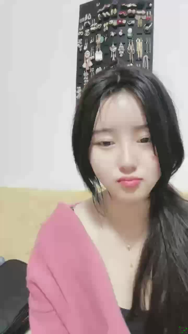 外表甜美邻家妹妹！好久没自慰了！多毛骚穴震动棒插，爽的流白浆，抽插猛捅，搞的舒服了 海报