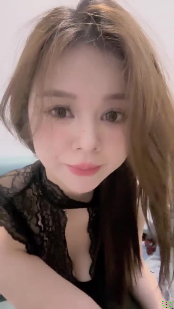 风骚气质女神！随着音乐摇摆！性感吊带黑丝袜，M腿揉搓骚穴，妹妹好想要，跳蛋假屌双管齐下 海报