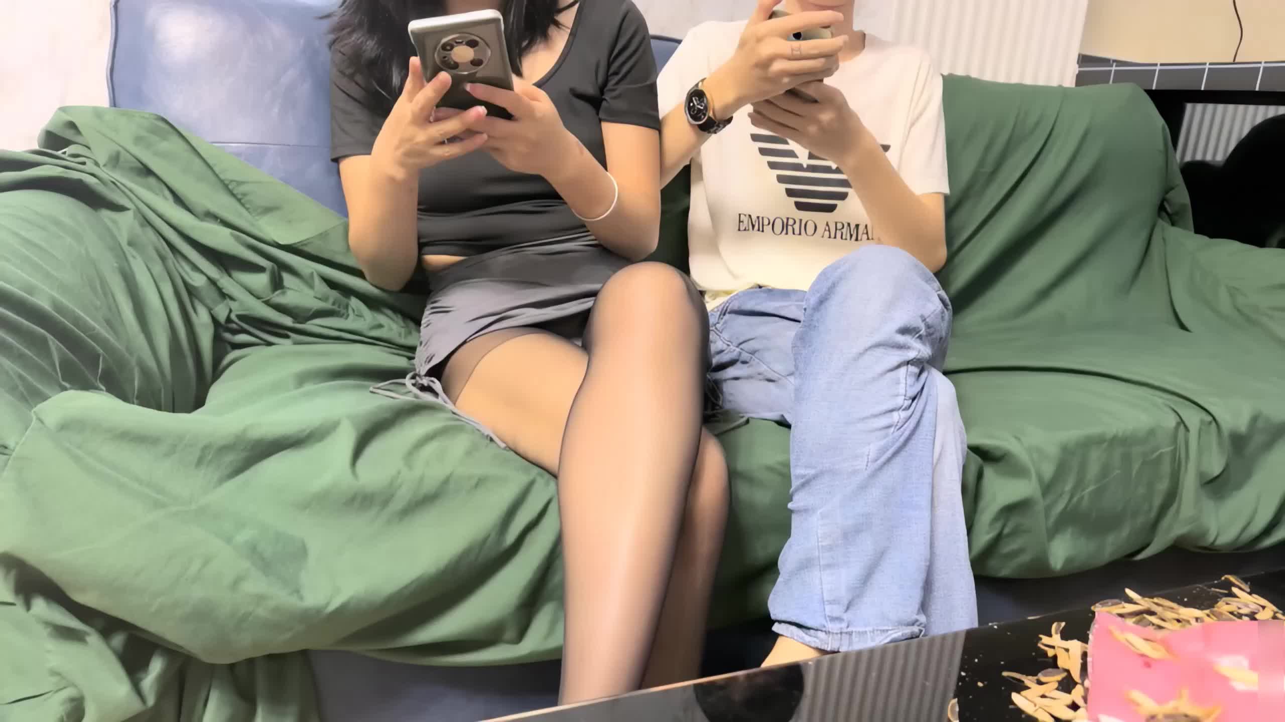 ❤️❤️约操良家人妻小少妇，黑丝袜美腿，坐在身上调情，少妇很饥渴，按摩器震骚穴，快点操我2K高清 海报