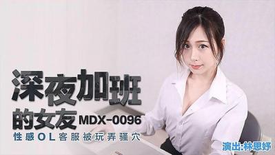 双腿肩上扛后入抱起来操，震动棒玩弄快速旋转的! 海报