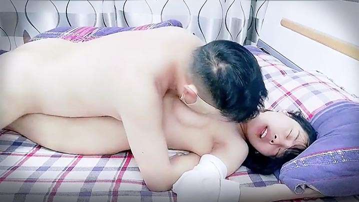 KU喂不饱的小少妇露脸镜头前发骚诱惑大哥，让大哥压在身下蹂躏，亲着小嘴揉着奶吃骚奶子，大鸡巴各种暴力抽插。 海报