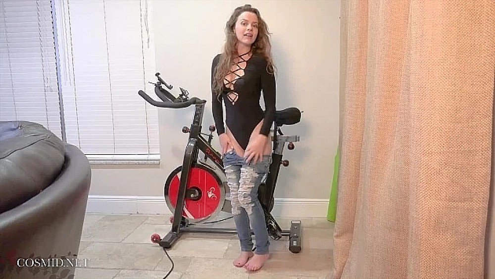 cosmid avri riding her bike 海报
