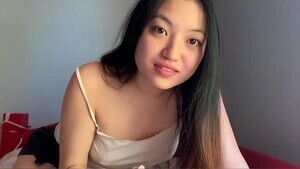 亚洲大学生在隔离期间无聊的想被操翻的! 海报