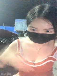 深夜路邊躺車前機蓋上啪啪,旁邊大車司機偸看,妹子擔心不走,爽起來啥都不問了 海报