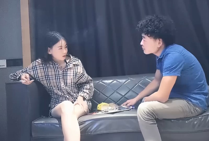 4000约很漂亮的00后小美女，被大鸡巴直接怼哭了，还直接干了两炮，隔着屏幕都能感觉到疼! 海报