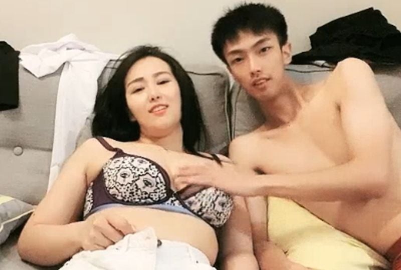 豪乳美女和排骨男激情交戰! 海报