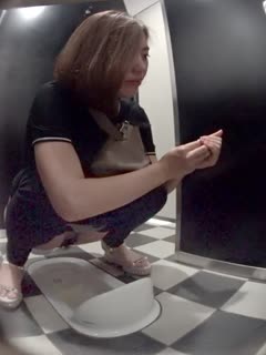 外站最新流出商场马赛克蹲厕偷拍不少衣着前卫的美女嘘嘘白裙妹子往大腿拼命喷不明物体 海报
