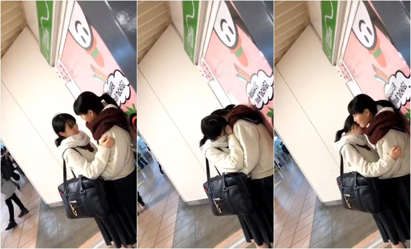 [女同]@20209343934 用户上传：怎么聊着天突然就把嘴给亲上了! 海报