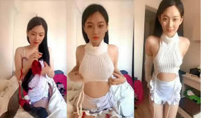 看起来很纯的妹子穿的衣服真骚，全程露脸在狼友的指挥下脱光光黑丝诱惑，跳蛋玩弄阴蒂道具抽插骚逼浪叫不止 海报
